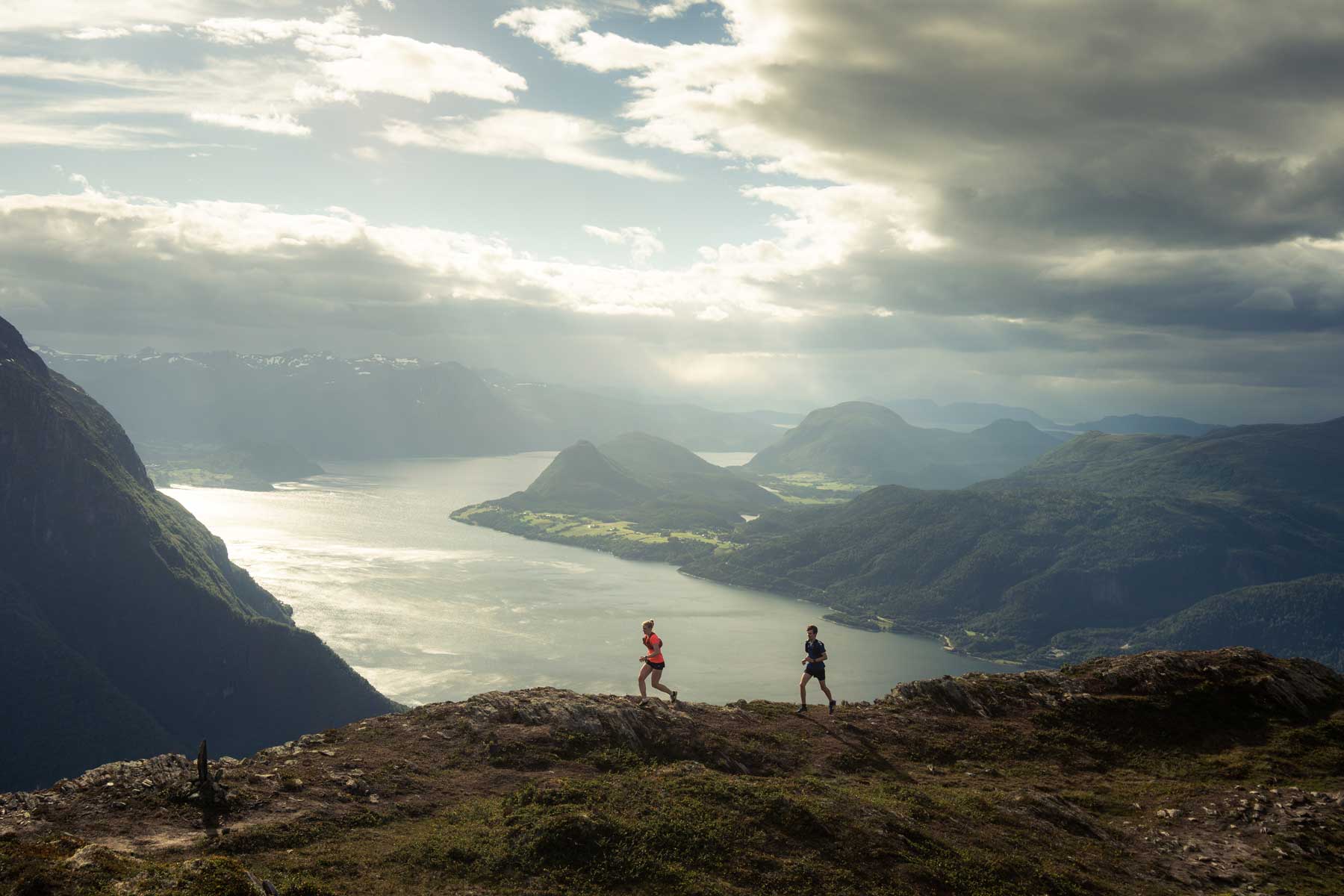Two runners on Romsdalseggen